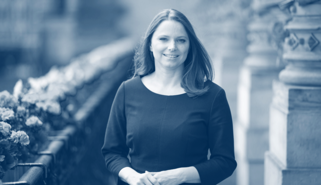 Portrait of Senator Melanie Leonhard on the balcony of the City Hall