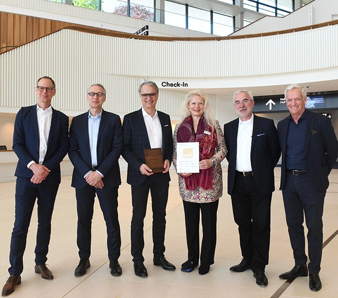 The State Councilor for Economic Affairs and HMC Supervisory Board Chairman Andreas Rieckhof (3. f.l.) accepted the <b>DGNB Gold certification</b> together with Heike Mahmoud, COO of the CCH.