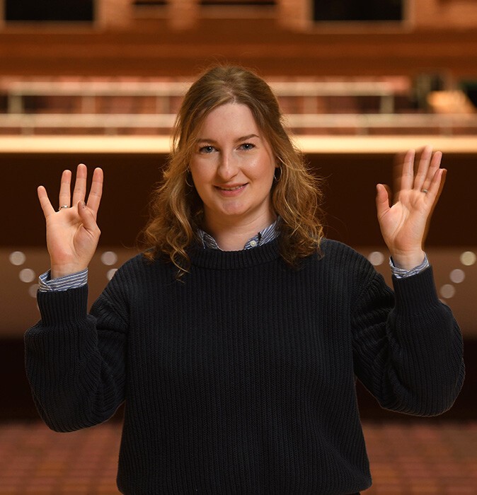 Portrait of Ronja Marquard making in a plodding gesture