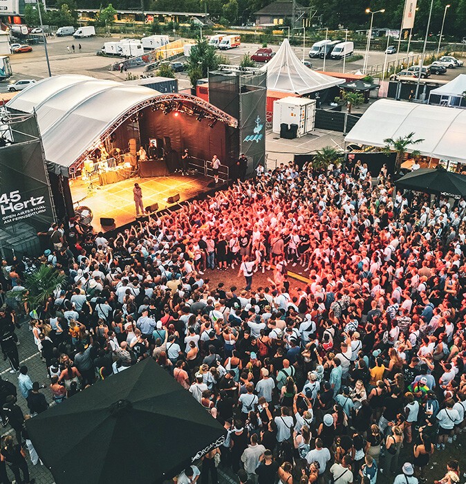 Visitors in front of the stage at the 45Hertz-Festival