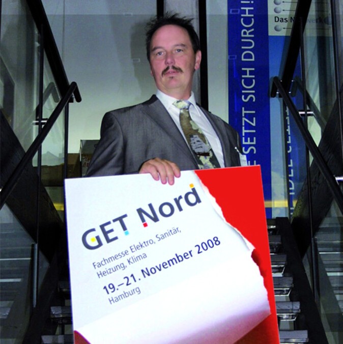 Michael Arfmann holding a poster for GET Nord 2008