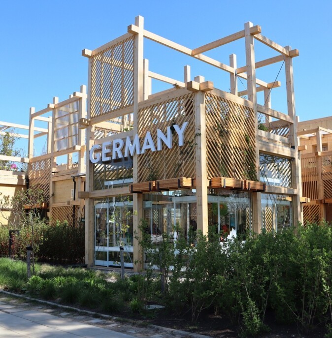 Germany‘s wooden pavilion from the outside with the inscription "Germany"
