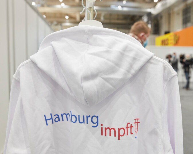 Hooded sweatshirt with the slogan „Hamburg impft“